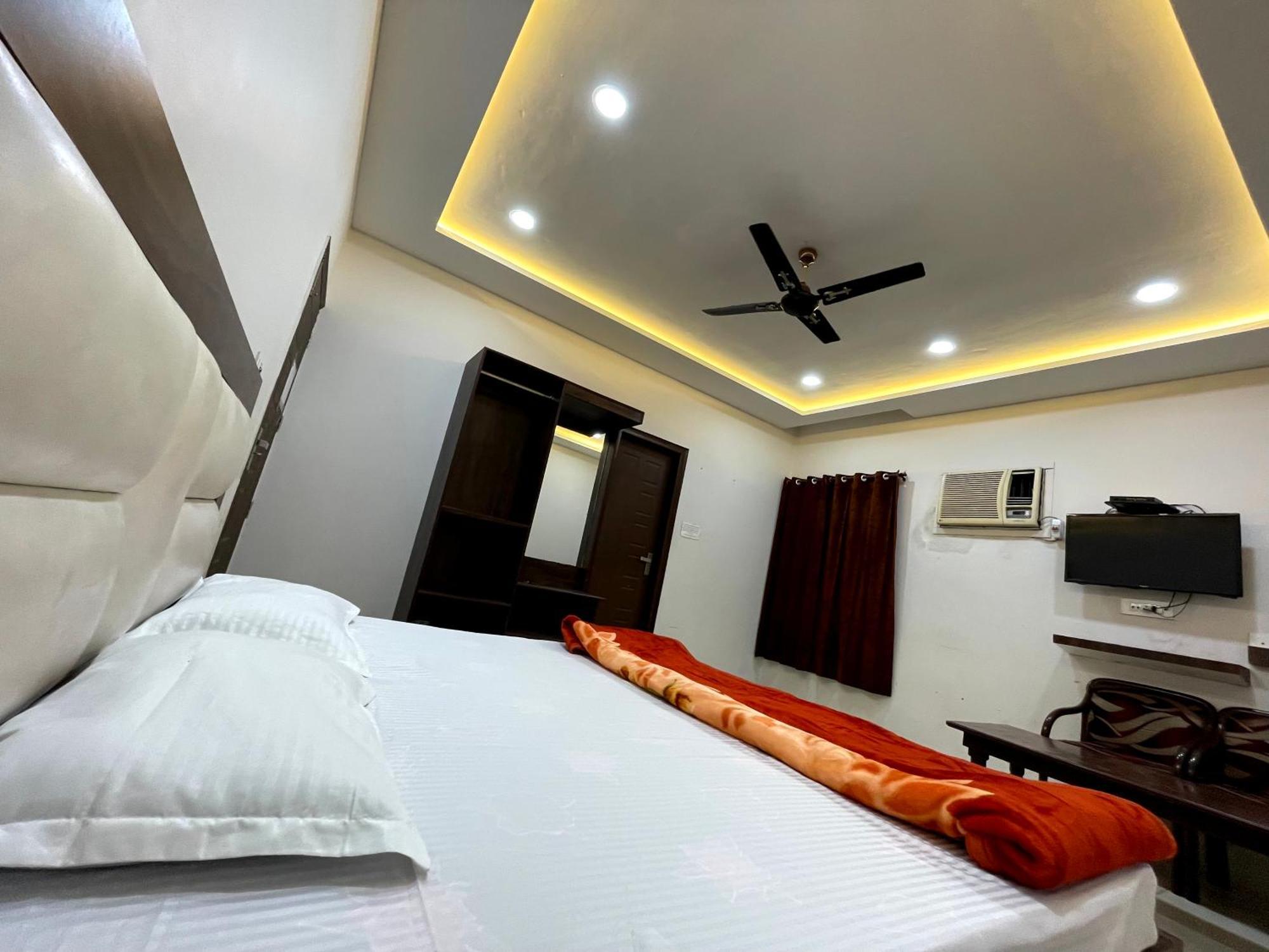 Hotel Malaya House --Couples, Family, Corporate Favorite-- Near Bmc Chowk Iconic Mall à Jalandhar Extérieur photo