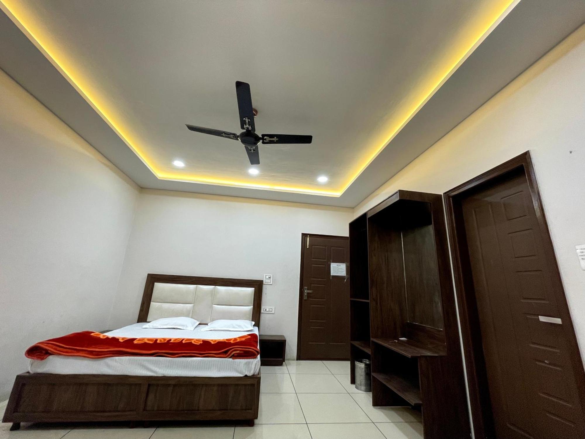 Hotel Malaya House --Couples, Family, Corporate Favorite-- Near Bmc Chowk Iconic Mall à Jalandhar Extérieur photo
